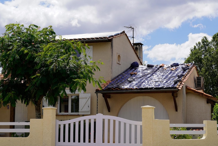Fuite de toiture à Bruxelles : intervention rapide et solutions durables avec Wallonie Roofing
