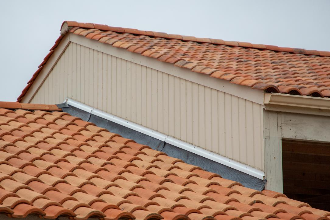 Réparation des solins de toiture à Bruxelles : une intervention essentielle pour préserver l’étanchéité de votre habitation